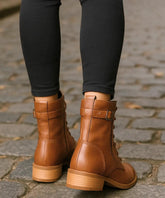 Comprar bota cano médio feminina vintage coturno caramelo com visual retrô e solado antiderrapante para dias frios em promoção DAFITI